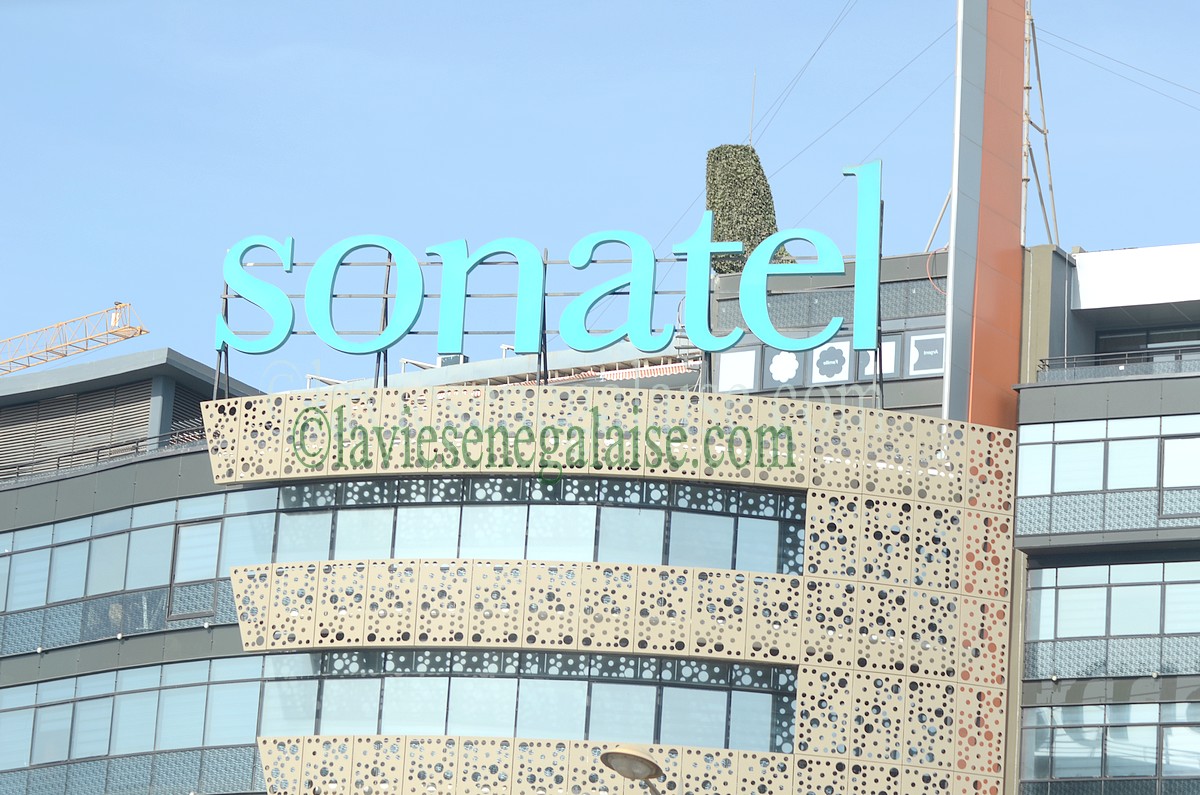 CONDITIONS D'UTILISATION DES SERVICES ET POLITIQUE DE CONFIDENTIALITE: Orange épinglé pour non application des regles