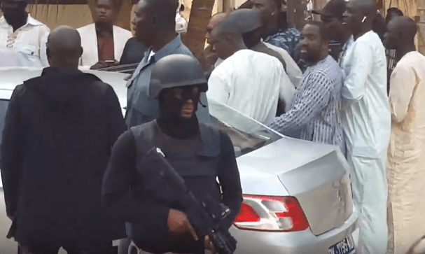 L’arrestation musclée de Dias dans les locaux de Dakaractu: la presse dénonce…