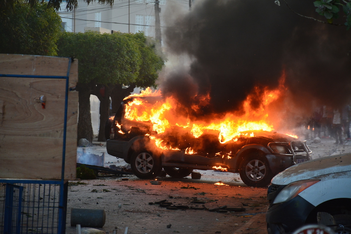 LES ETUDIANTS DANS UNE COLERE NOIRE: 2 voitures dont une fourgonnette de la police brûlée à l’Ucad, un front à Ziguinchor et une manifestation à Bambey