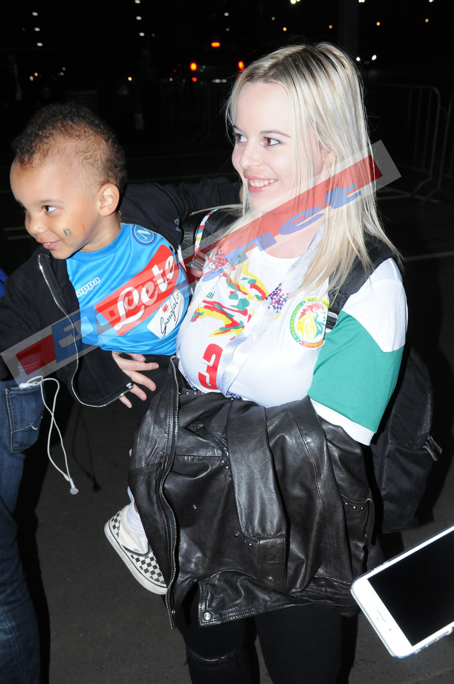 Juste aprés la victoire des lions: Kalidou relaxe avec sa femme et son fils