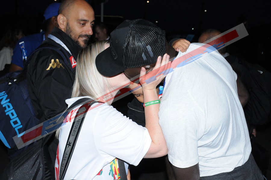 Juste aprés la victoire des lions: Kalidou relaxe avec sa femme et son fils