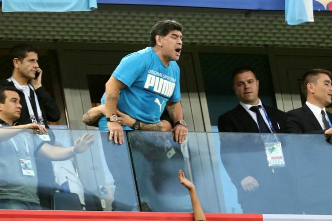 Transe, pose mystique, doigts d'honneur et malaise... La soirée dingue de Maradona le barjot