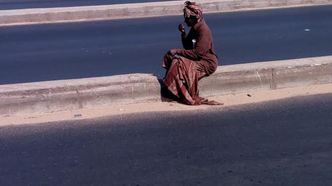 PIKINE TECHNOPOLE: Un tailleur intercepte un jeune dépressif dans la rue, le bâillonne et le viole