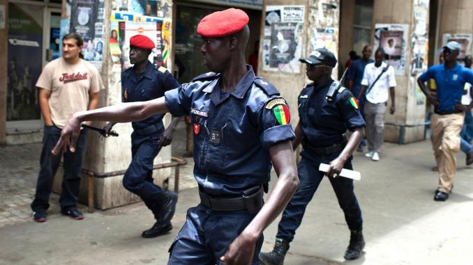 VIOLENCE ET VOIES DE FAIT, REBELLION ET OUTRAGE A AGENT: Adolphe Mendy insulte les policiers, déchire la chemise du chef de patrouille et s’attaque à un détenu