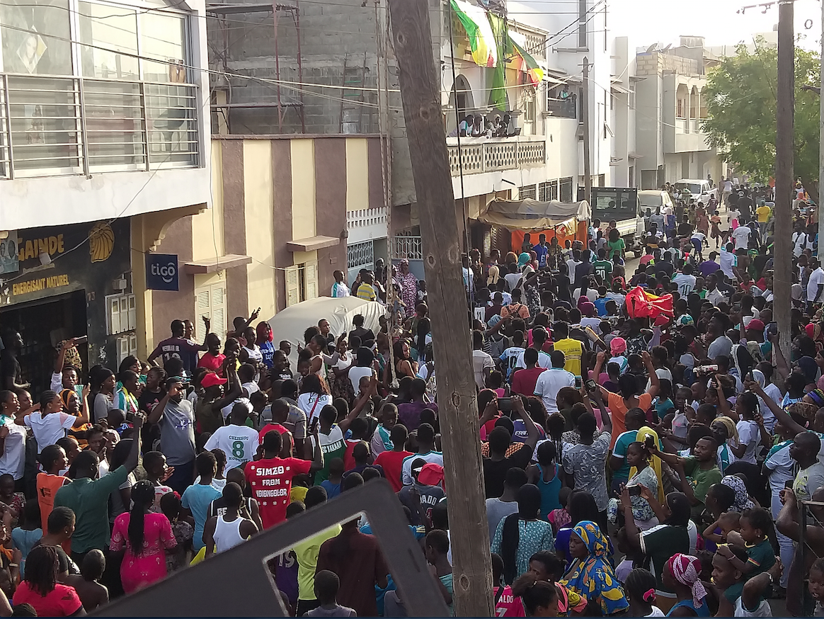 (EN IMAGES) - APRES LA QUALIF DES LIONS EN FINALE : La foule en liesse chez Cheikhou Kouyaté à Khar Yalla 