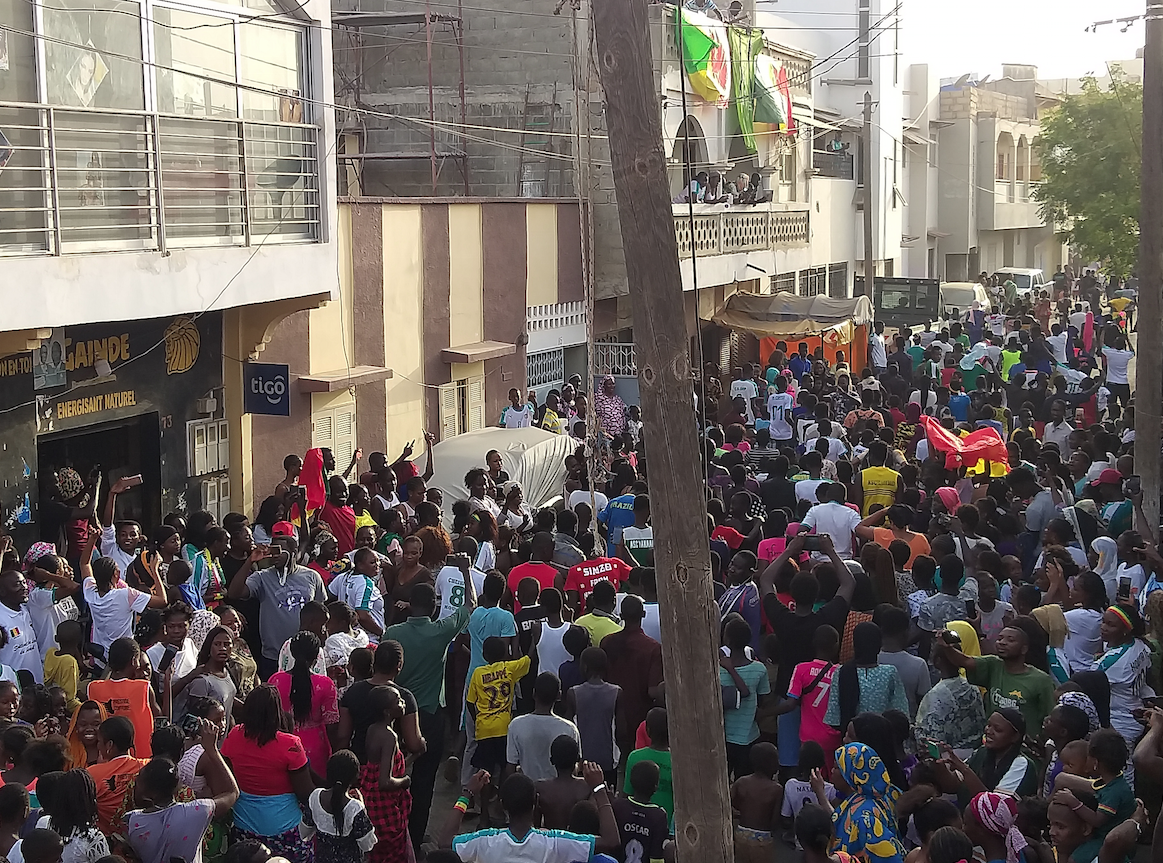 (EN IMAGES) - APRES LA QUALIF DES LIONS EN FINALE : La foule en liesse chez Cheikhou Kouyaté à Khar Yalla 