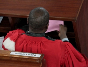 Un couple de magistrats fait prendre 6 mois ferme à un taximan  abus de pouvoir ou justice ?
