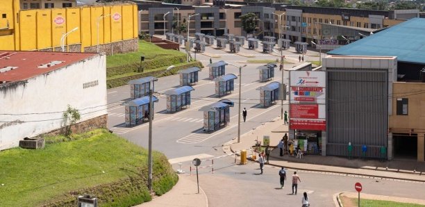 2 personnes tuées par la police :les flics negros africains plus dangereux que le coronavirus qui n'a encore tué  personne ni au rwanda ni au sénégal.