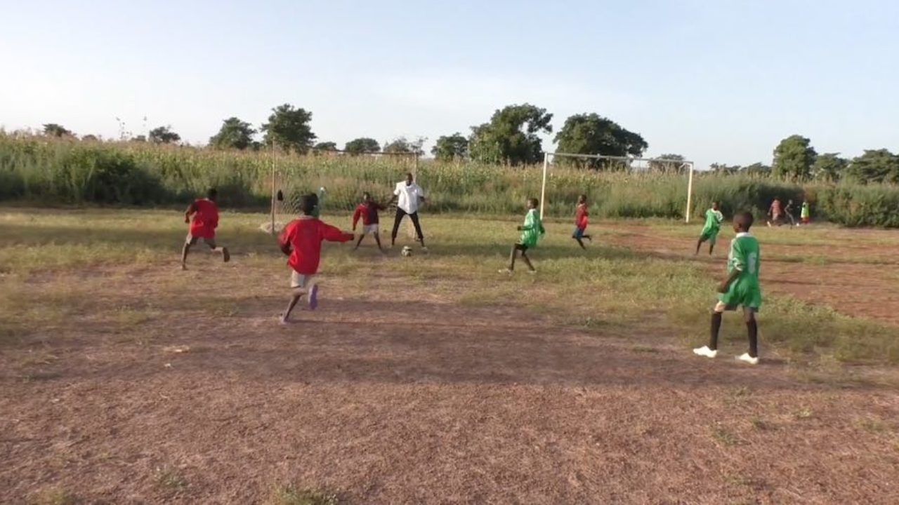 SOUTIEN AUX ENFANTS DES RUES AU SÉNÉGAL: En partenariat avec «Unis Vers le Sport», la Fondation Uefa pour l’enfance s’implique