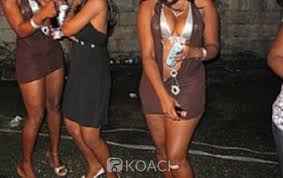 CONDAMNÉES À 3 MOIS DE PRISON ASSORTIS DU SURSIS POUR DEFAUT DE CARNET Trois filles de joie épinglées avec 15 boîtes de préservatifs dans leur appartement nient les faits de prostitution à la barre 