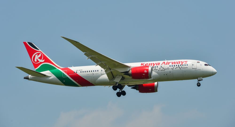 Brassards rouges devant le bureau de Kenya Airways