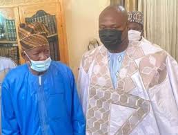 Guy Marius Sagna décoré par le khalife de Médina Baye (vidéo)