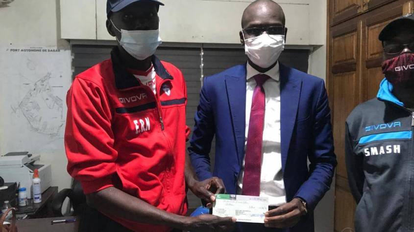 Abdoulaye Dièye remet un chèque de 1 000 000F au club CNEPS Excellence