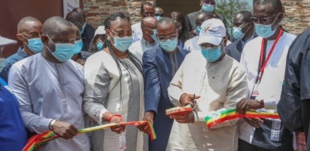 Inauguration des Pôles Emploi Entrepreneuriat   Le ministre Yankhoba Diattara a livré les clefs du Guichet unique au Président Macky Sall