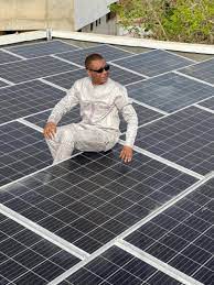 You installe le solaire chez lui et incite tout le monde à le faire