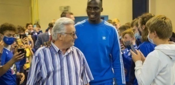 UNE HAIE D’HONNEUR POUR EDOUARD MENDY Le gardien de but sénégalais honoré à l’AS Cherbourg