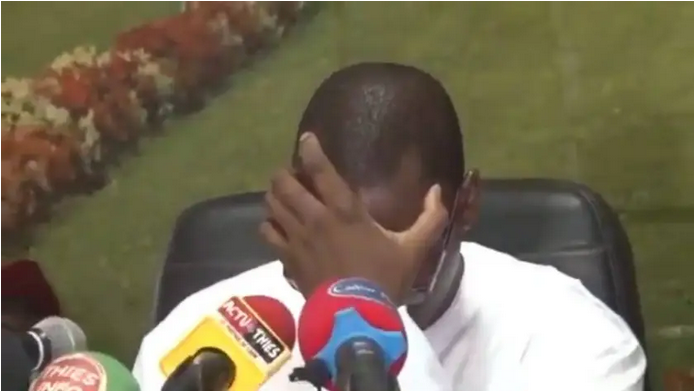 Yankhoba Diattara a versé des larmes sincères pour son mentor lors de la session budgétaire et l’hommage aux 5 défunts conseillers départementaux à Thies