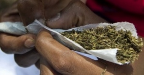 CÉLIBATAIRE SANS ENFANT ÂGÉE DE 30 ANS :  Awa Mbow, vendeuse de friperie, tombe avec 14 cornets de yamba dont 14 cachés dans son soutien-gorge