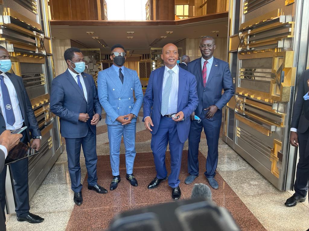 CONFIRMATION DE LA TENUE DE LA CAN 2021 : Le président de la Caf accompagné de Samuel Eto’o a été reçu par Paul Biya