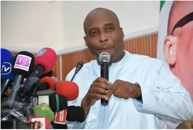 FACE A LA PRESSE A L’HOTEL DE VILLE DE DAKAR :Barth invite le peuple de Dakar à se mobiliser autant de temps que ça prendra autant de jours que ça prendra