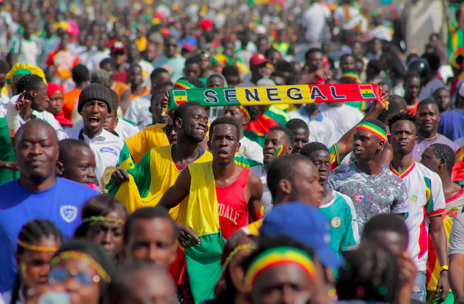 Aliou Cissé en communion avec les jeunes supporters