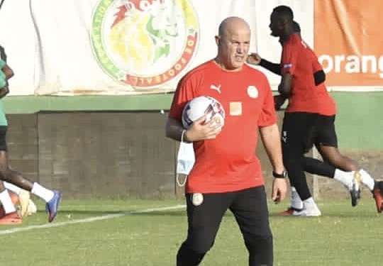 Aliou Cissé en grande discussion avec l'analyste vidéo Noureddine Bouachera