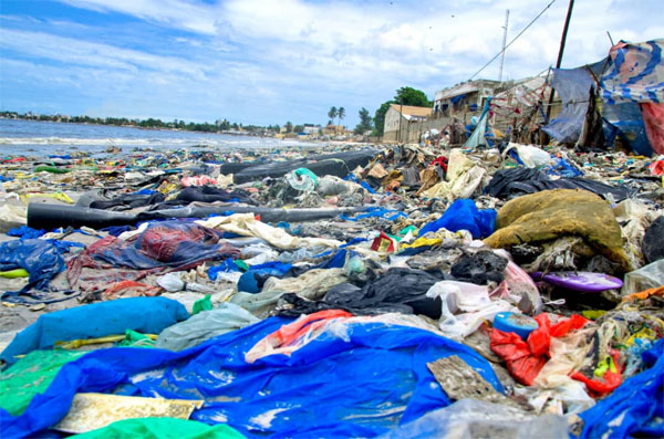 EXPOSITION SUR LA BAIE DE HANN A LA FAC DES SCIENCES ET TECHNIQUES DE L’UCAD: Les étudiants stupéfaits devant le niveau de pollution de la baie de Hann