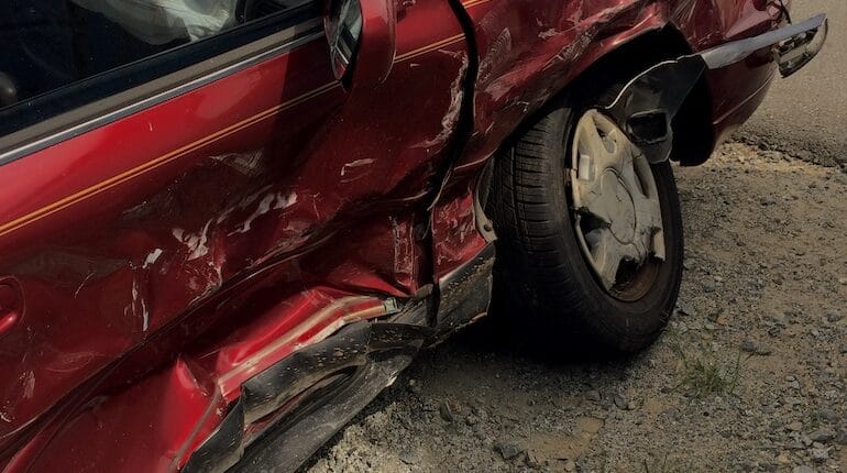 DEUX FRÈRES CONGOLAIS IVRES PERCUTENT LA VOITURE DE LOCASEN :Le chauffeur Balla Ndiaye, furieux, assène un coup de couteau à la tête de l'un d'eux et