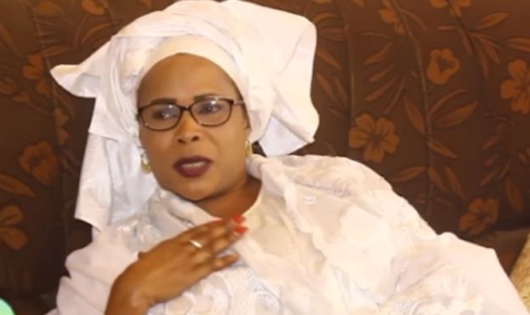 Mame Diarra Fam reste assise à l’arrivée de Moustapha Niasse pour dénoncer son arrestation