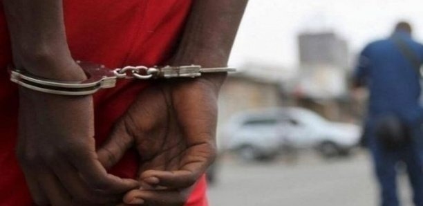 APRÈS AVOIR APOSTROPHÉ ET OUTRAGÉ LES POLICIERS :Baye Diattara s'enfuit avec les menottes qui lui étaient attachées