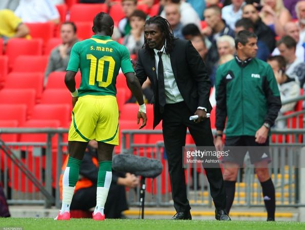 Aliou Cissé, sélectionneur des Lions et  Sadio Mané présentent leurs condoléances