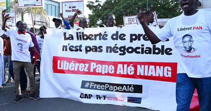 PAPE ALE NIANG REMIS EN LIBERTE SOUS QUATRE CONDITIONS STRICTES :«Ils continuent à lui mettre la bride pour pouvoir le contrôler et porter atteinte à l’exercice de sa profession», selon Me Ciré Clédor Ly