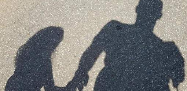 DETOURNEMENT ET PEDOPHILIE A PIKINE TALLY BOUMACK/ Un coxeur se fait caresser le sexe jusqu’à l’éjaculation par des filles de 8 ans et 9 ans à tour de rôle contre de l’argent