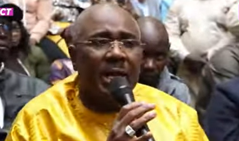 Farba Ngom chauffe les militants