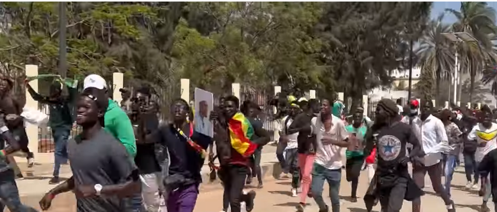 Les femmes de Taxawu, les jeunes de Sonko et l’eau versée sur leurs habits