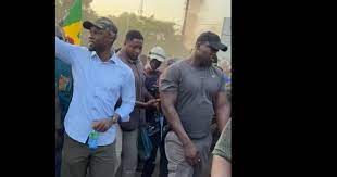 APRÈS 72 HEURES DE SIEGE PAR LES FORCES DE L’ORDRE ET DE SÉCURITÉ :Ousmane Sonko se déconfine et prend un bain de foule à Ziguinchor