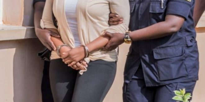 L'ÉTUDIANTE EN DROIT SECTIONNE DEUX DOIGTS DE LA COÉPOUSE DE SA GRANDE-SŒUR: Elle encourt 1 an de prison ferme puisque sa victime Ndèye Amy Fall risque la perte de l'usage de sa main