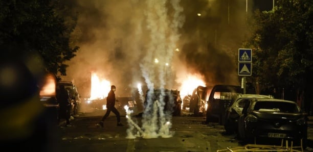 Commissariats brûlés, tirs de fusil à pompe, prison attaquée : Une nuit de violentes émeutes en France pour «venger Nahel»