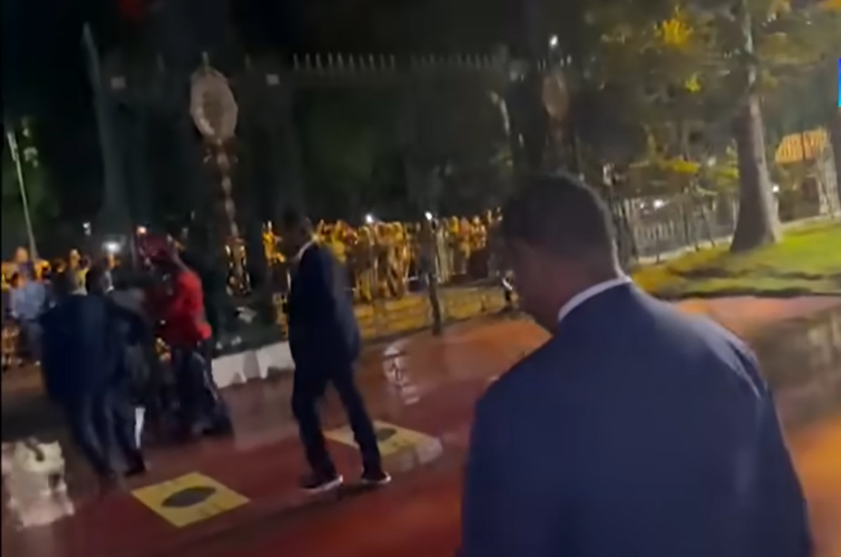 Des militants devant les grilles du Palais pour rendre hommage à Macky