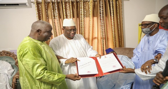 Un terrain de 3500 m2... le cadeau de Diop Sy a Macky Sall