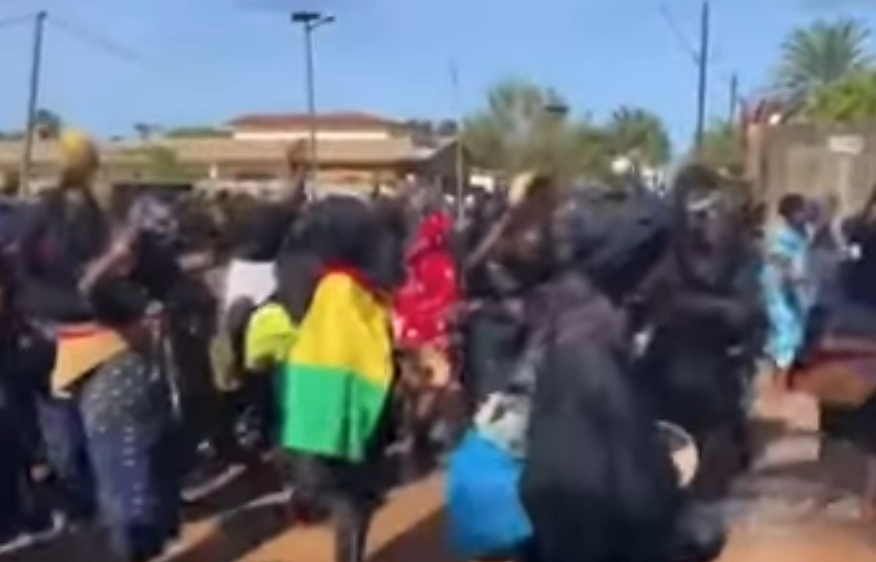 Tribunal de Ziguinchor : La foule qui scandait "Sonko namenala" dispersée à coups de grenades lacrymogènes