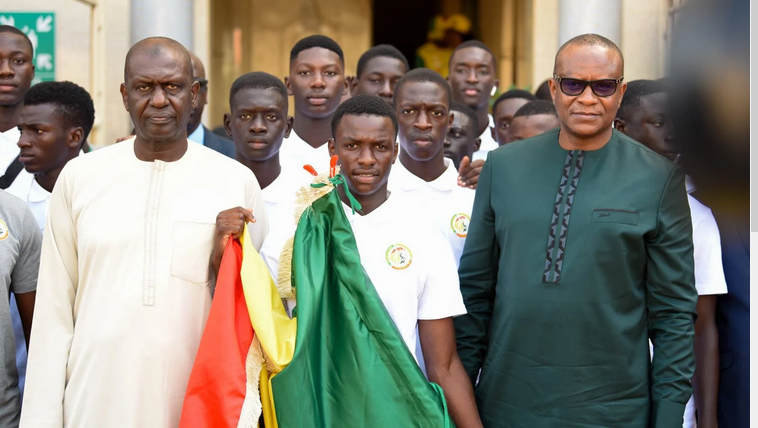 MONDIAL U17 : Amara Diouf et ses coéquipiers ont reçu le drapeau national des mains du ministre des Sports Lat Diop