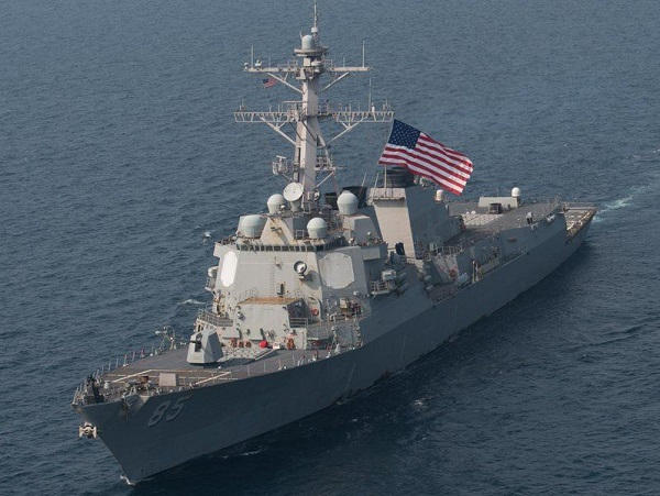 Un destroyer américain abat plusieurs missiles se dirigeant "potentiellement" vers Israël