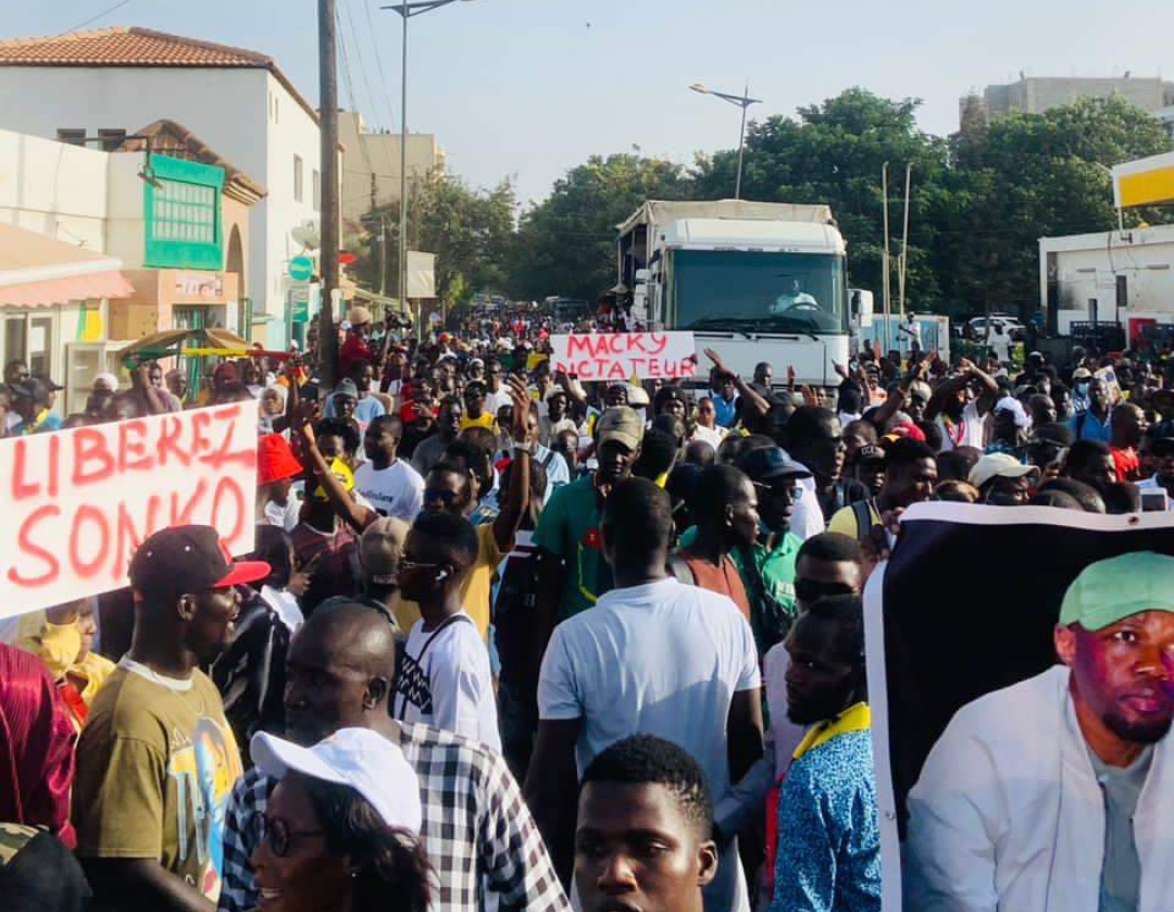 MARCHE PACIFIQUE : Une foule immense dans la rue pour réclamer la libération des détenus politiques