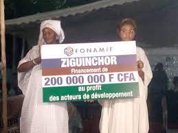 VICTORINE NDEYE LORS DE LA REMISE DE FINANCEMENTS AUX ACTEURS DE DÉVELOPPEMENT DE ZIGUINCHOR «Avec 692 millions en moins d’un an, le ministère de la Microfinance a tenu parole pour la région de Ziguinchor et pour toutes les régions de la zone Sud et