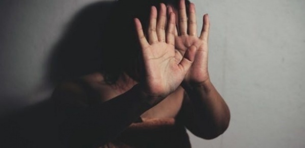 EN L'ABSENCE DU MARI, LE VIGILE TOQUE À LA PORTE DE L'ENSEIGNANTE PUIS EXHIBE SON PÉNIS EN ÉRECTION : Le procureur qui a requis 2 ans de prison ferme à son endroit lui dit : "So bëggee mballu da ngay wuti jabar"