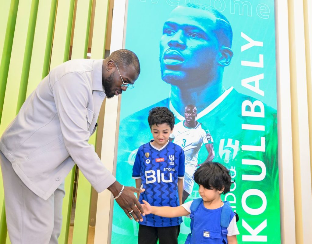 ARABIE SAOUDITE : LE MAGNIFIQUE GESTE DU CAPITAINE DES LIONS  Kalidou Koulibaly à la rencontre d’enfants handicapés à Riyad