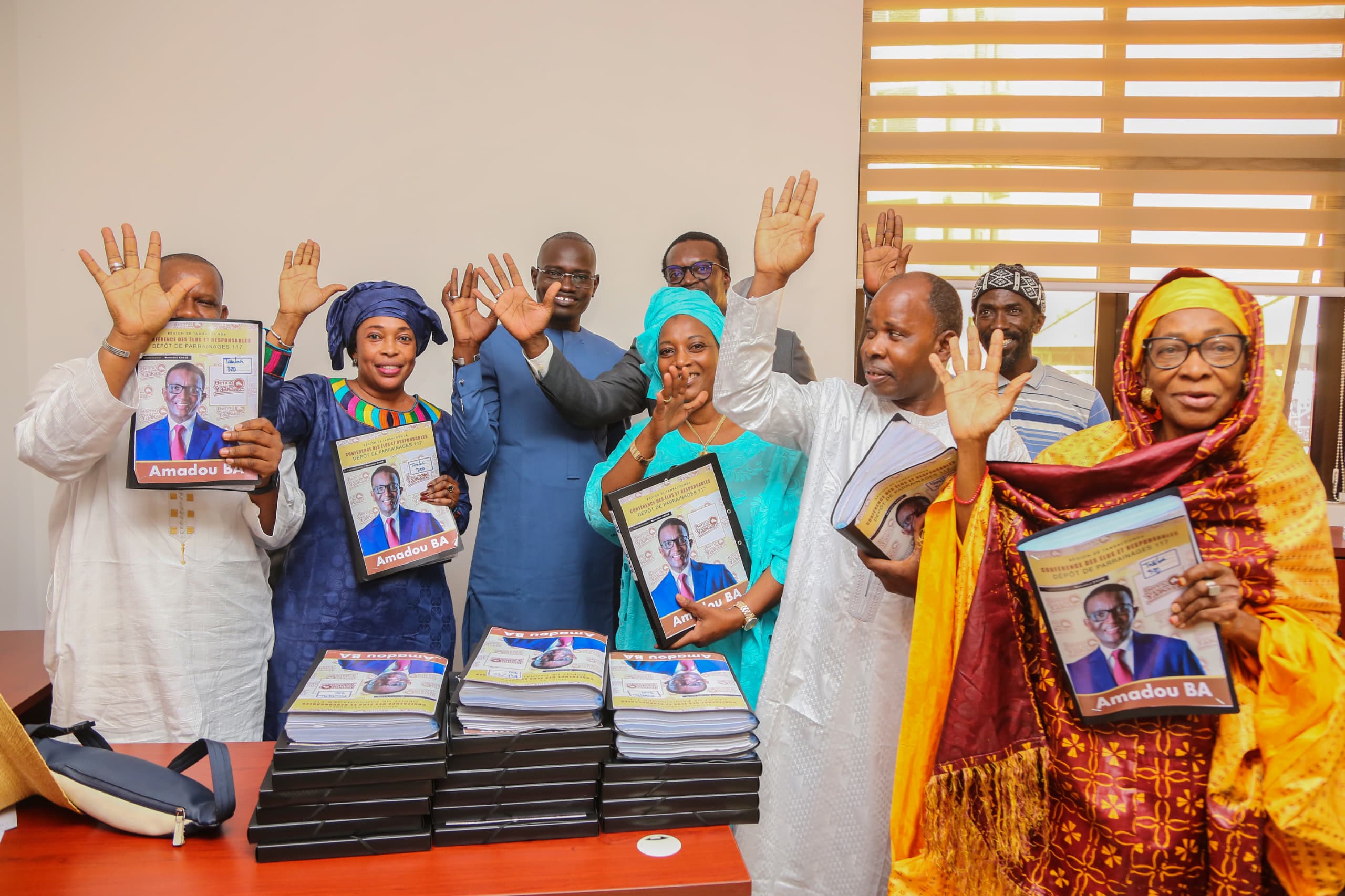 Élection présidentielle 2024 Le DG de la Sicap Mamadou Kassé remet 51.580 parrains à Amadou Ba