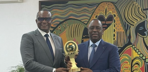 Prix d’Excellence Caf Awards 2023 : Le Président Macky Sall a reçu son trophée