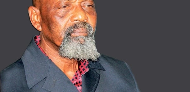 Pape Samba Mboup tresse des lauriers à Aminata Touré